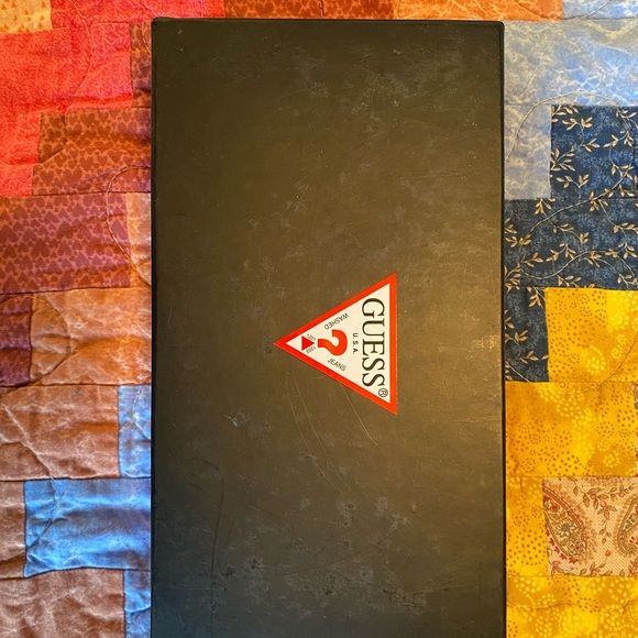 Guess wristlet & keychain gift set - Picture 2 of 2